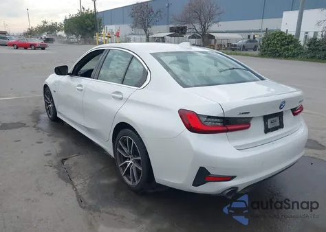 2022 BMW 3 Series 330E xDrive z USA, uszkodzony, nr VIN 3MW5P9J00N8C69839